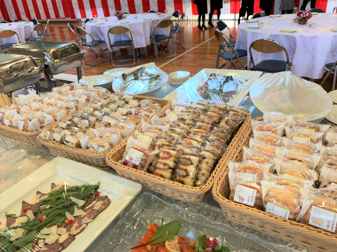 ケータリング活用事例 重要顧客も招くため主賓テーブルを特に配慮したケータリング事例 Cbsケータリング ケータリング活用事例 重要顧客も招くため主賓テーブルを特に配慮したケータリング事例 Cbsケータリング